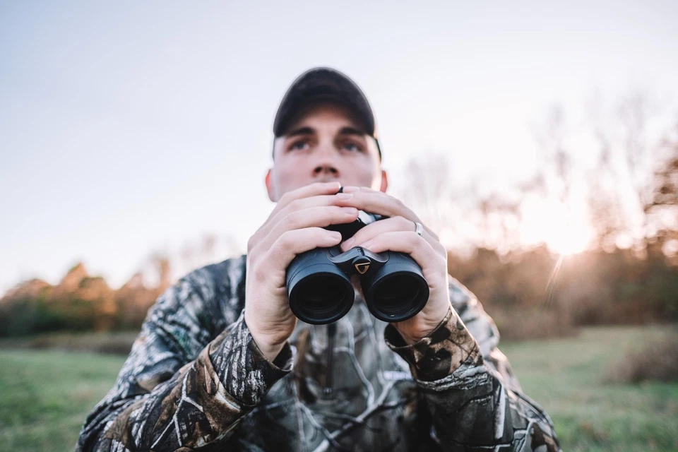 Vanguard Endeavor ED 8x42 Roof B4 Prism Waterproof Binocular, Black 339366 - Image 3 of 4