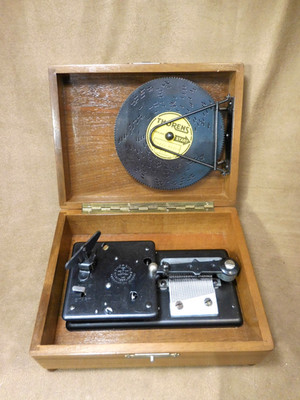 VINTAGE THORENS AD-30 SOLID WALNUT 4-1/2'' DISC PLAYER W/ 5 DISCS (SEE VIDEO)