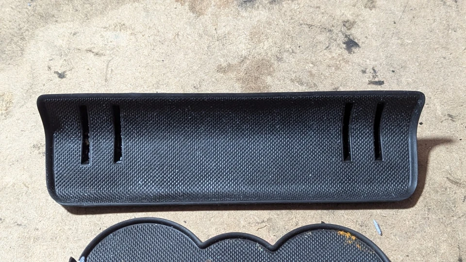 INSERTO DE GOMA PORTAVASOS CONSOLA AUDI A1 8X0862533 8X0863301 Foto 3 de 4