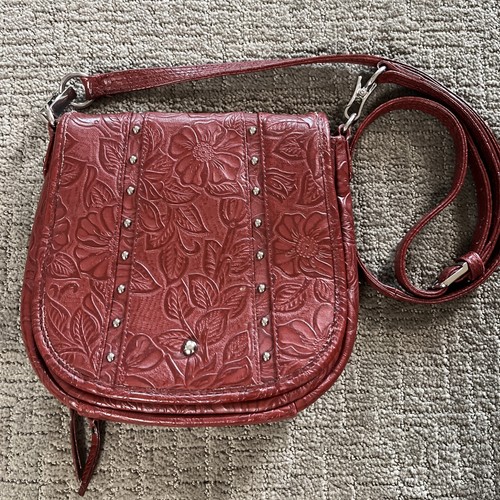Gun Tote’n Mamas Handtasche verdecktes Tragen rot Blumen Leder Nieten