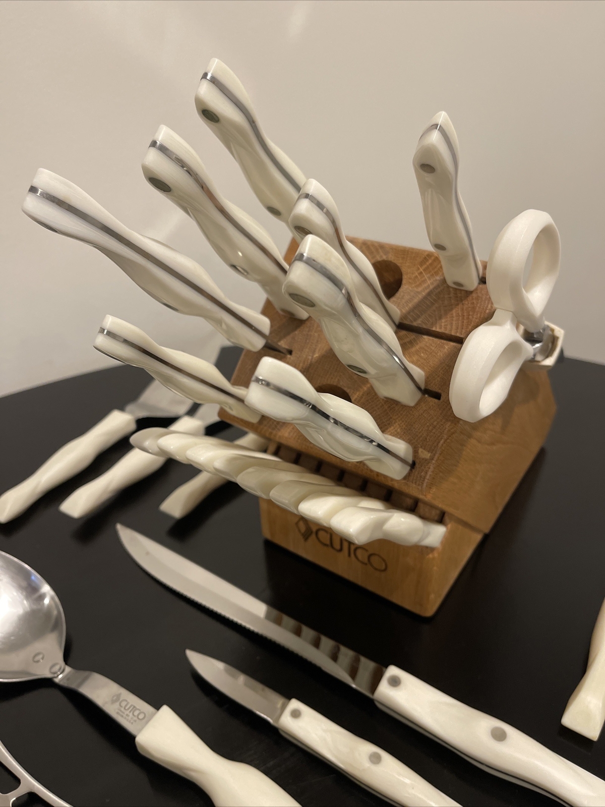 (32) Piece Set CUTCO Classic White Handles Knife Serving Set W/ Wood