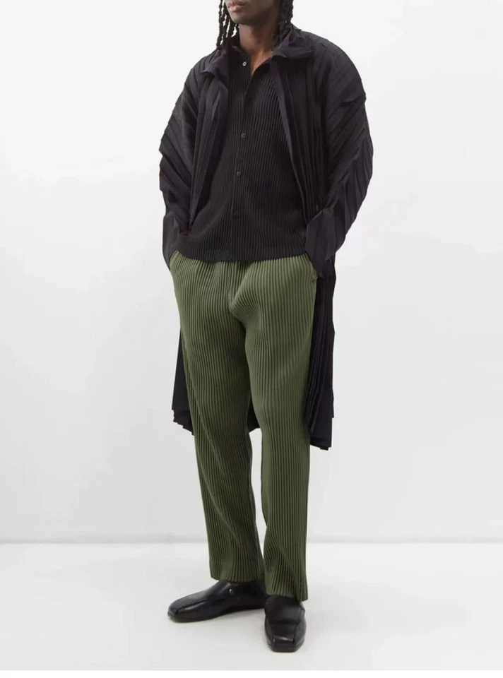 Pantalones informales negros de pierna recta plisados ISSEY MIYAKE para hombre Foto 4 de 4