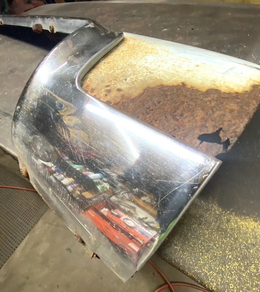 ORIGINAL 55 CADILLAC FLEETWOOD FENDER SKIRT,PASSENGER SIDE,RH,OEM,LOCK,TRIM,19:) - Image 2 of 4