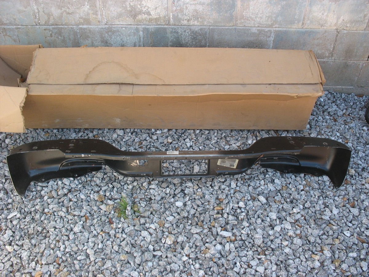 New NOS GM 2002-2006 Chevy Chrome Rear Bumper Impact Bar 19121286  