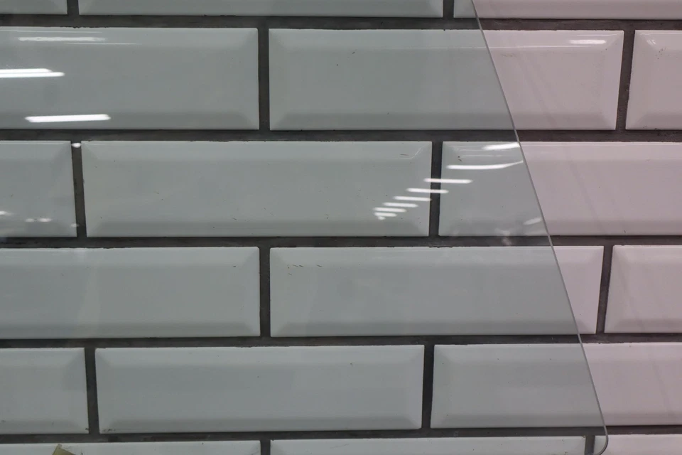 Стекло на окно правой пассажирской двери 1990-1997 Mazda Miata NA - Изображение 3 из 4