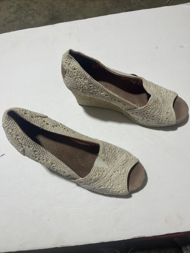 Tamanho 7.5 Tamanho 7 1/2 Wedge Peep Toe Salto de Crochê Bege Madden Girl Slip On - Imagem 3 de 4