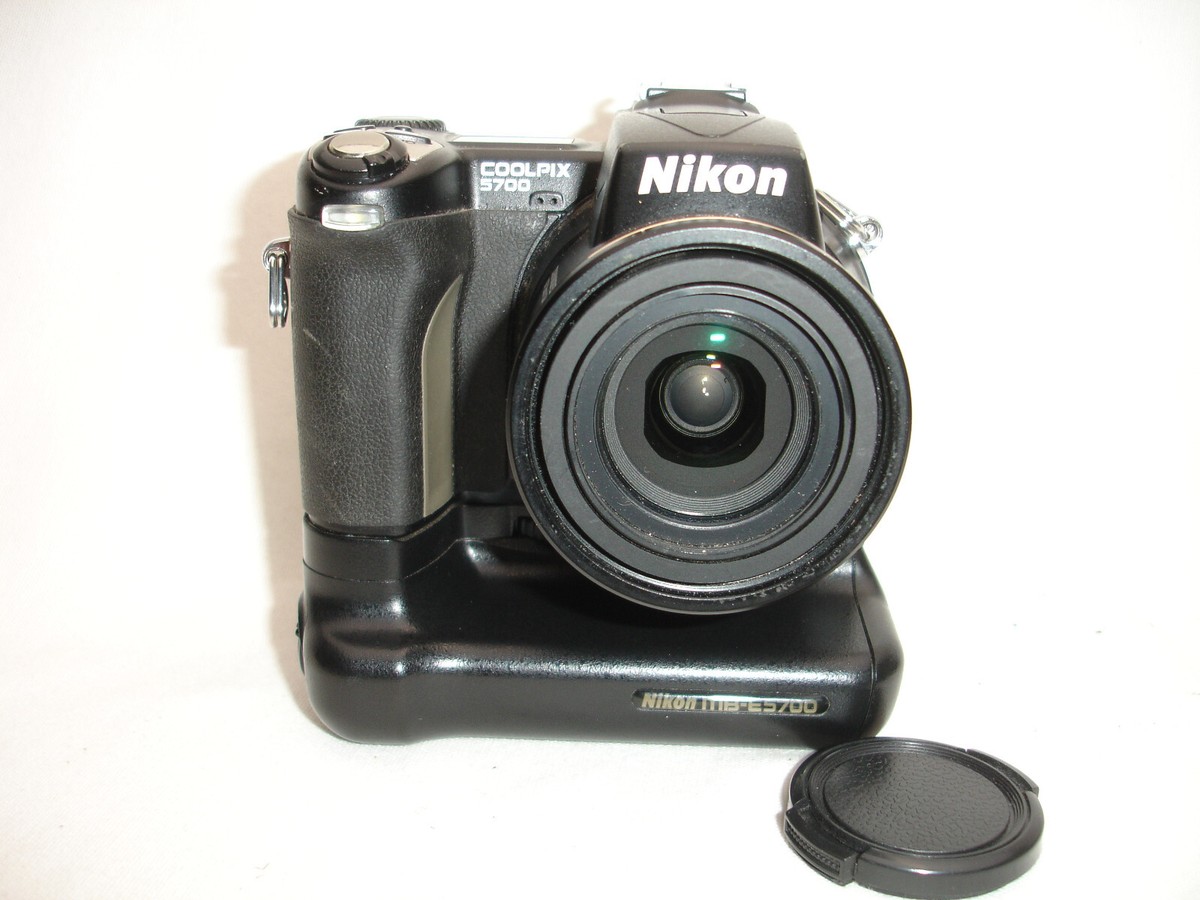 Nikon Coolpix E5700 Digital Camera 5MP 8x Zoom with MB-E5700 Grip