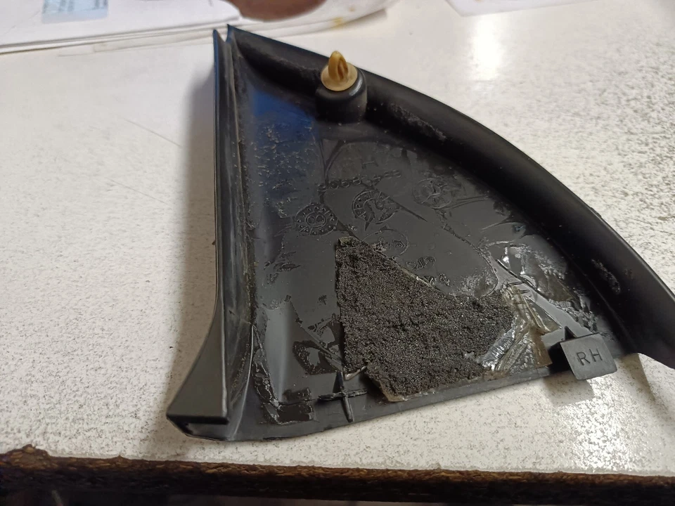 Saturn L OEM Front Door-corner panel Right 90585668 USED NO INSULATION - Image 3 of 4