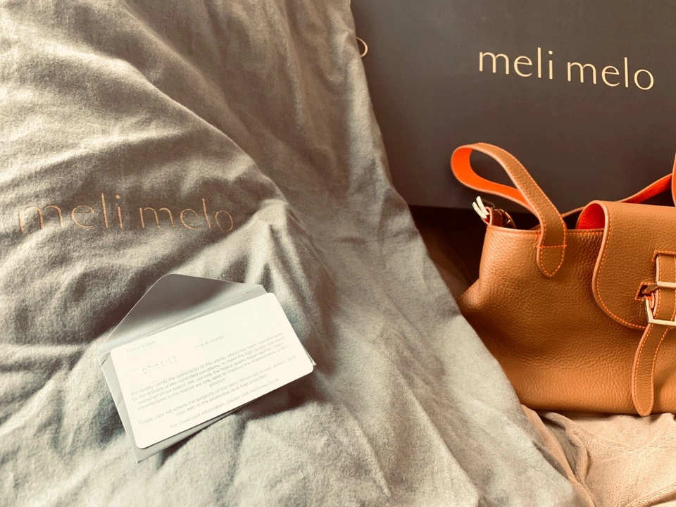 Bolso cruzado Meli Melo Thela Mini y cuero de becerro rojo tostado y neón con bolsa para el polvo Foto 2 de 4