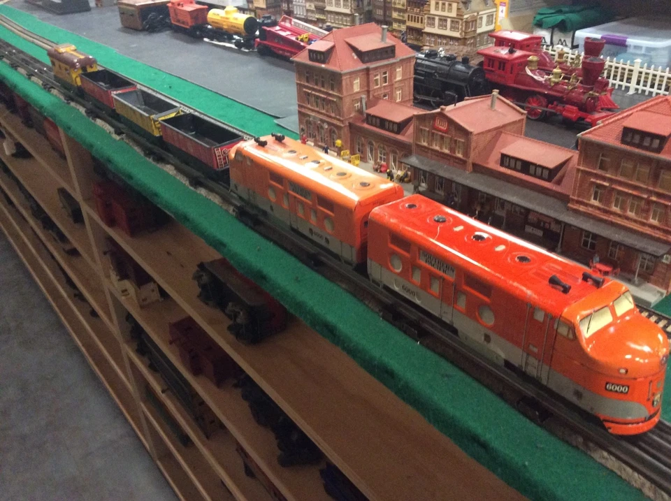 MARX  6000  Tin Toy  Diesel Engine  and 4 Freight Car 0 scale - Image 2 of 4