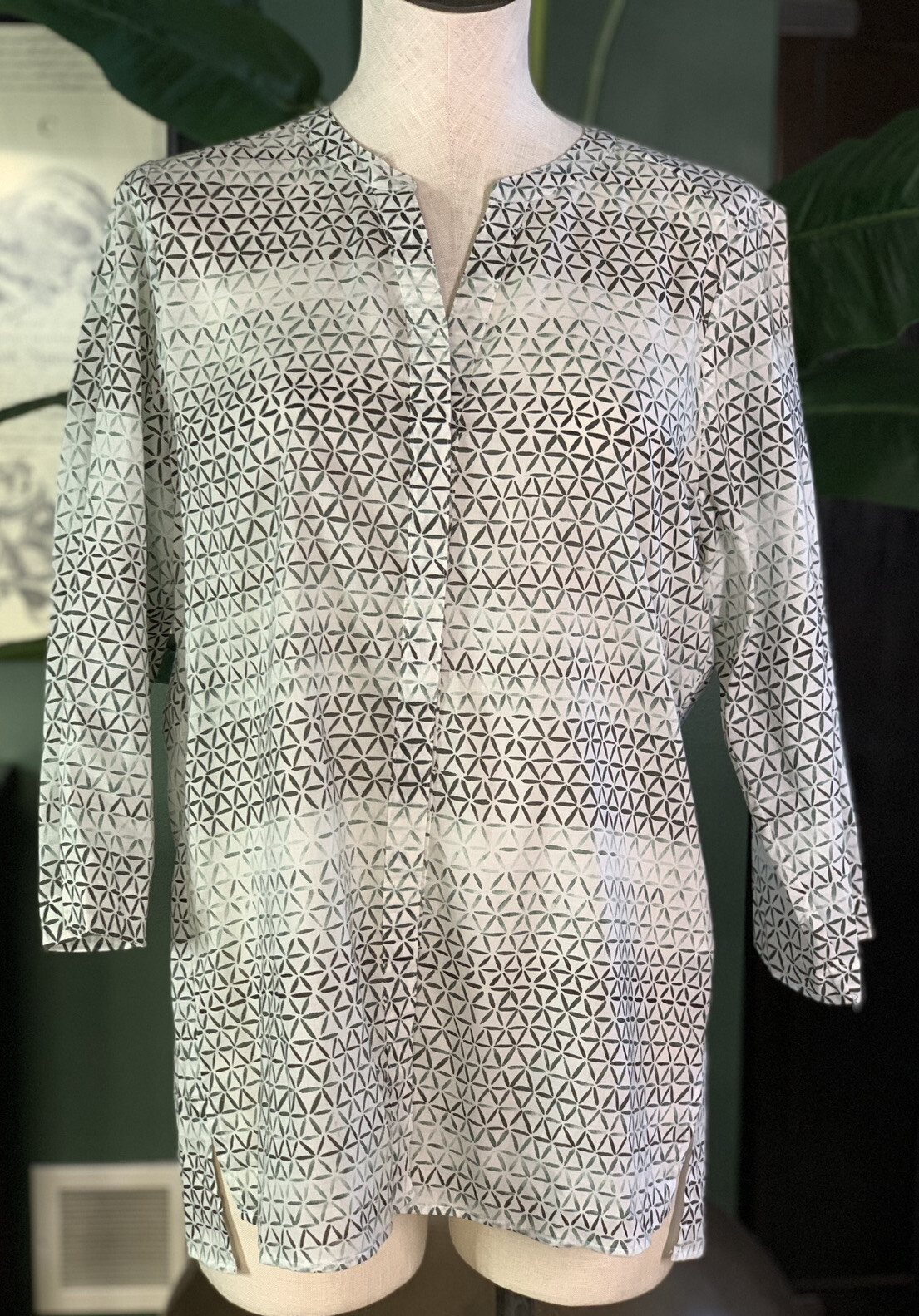 foxcroft women 10 Gray geometric print cotton button front tunic top Q