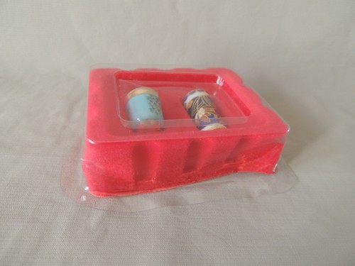 2 Beautiful thimbles cloizone and ceramic in a case - Picture 2 of 10