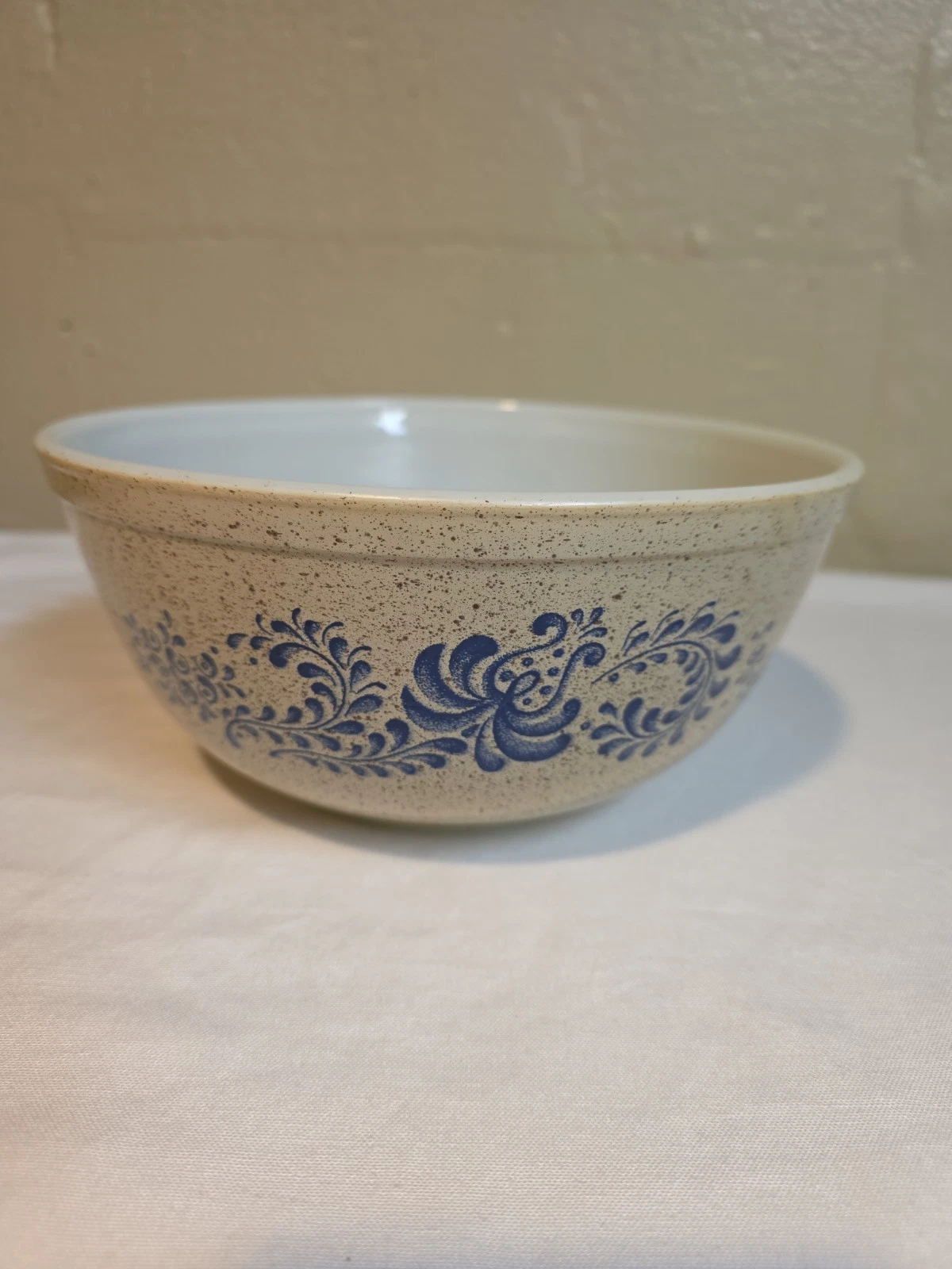 Vintage Pyrex 403 Homestead 2.5 Qt. Mixing Bowl Beige Blue Speckled