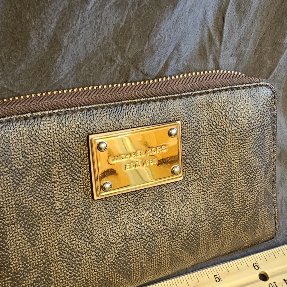 Muñequera MK Michale Kors marrón con logotipo OS Foto 2 de 4