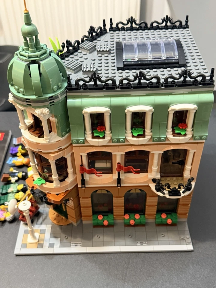 LEGO Modular Buildings 10297 Boutique Hotel, photo 2 of 5