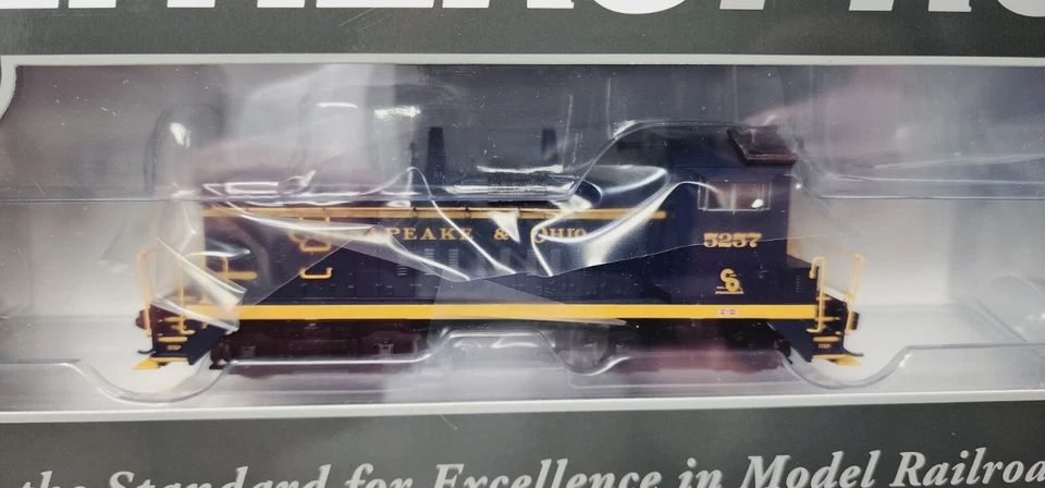 CHESAPEAKE & OHIO RR EMD SW900 diesel 5257 Walthers Proto 920-41502 LokSound DCC - Image 2 of 3