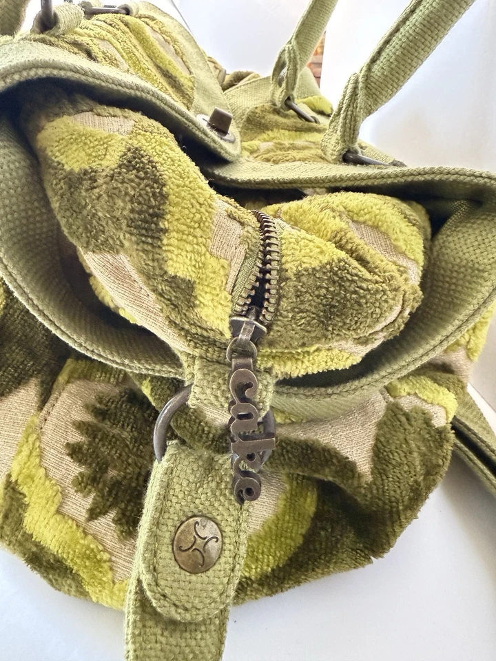 Bolsa de pañales para pasteles con fondo de petunia encurtido con tapiz de terciopelo verde sensación años 70 Foto 4 de 4