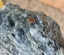 Minerali: PEROVSKITE Rocca Castellaccio, Valmalenco, Italia. Cristallo di 5/6 mm