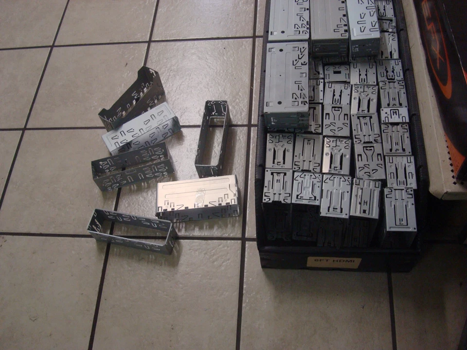 UNIVERSAL BOSS XO VISION SINGLE DIN STEREO MOUNTING SLEEVE RADIO CAGE BRACKET Foto 3 de 4