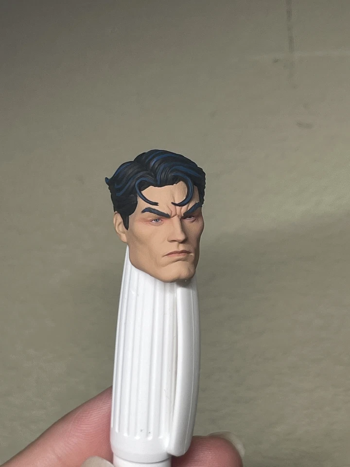 Figura de acción Mcfarlane tallada cabeza de Bruce Wayne de anime pintada 1/12 Foto 3 de 4