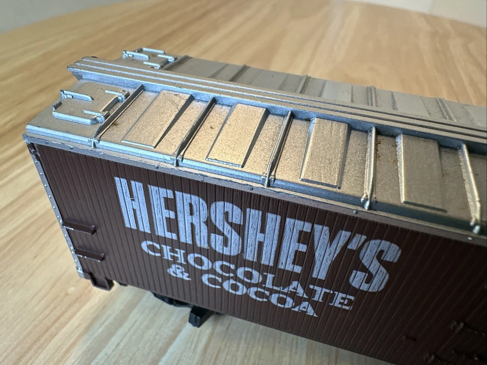 C-7  VINTAGE CLASSIC TYCO HO SCALE HERSHEY’S CHOCOLATE & COCOA 40’ REEFER - Image 2 of 4
