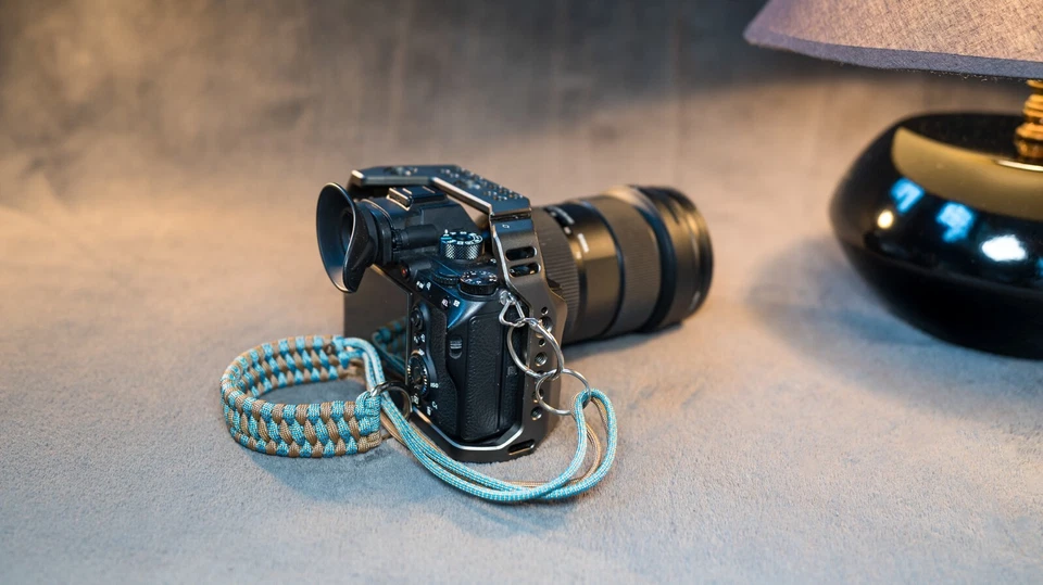 Pulseira de pulso personalizada para câmera + chaveiro grátis feito à mão bronzeado e azul claro Paracord - Imagem 4 de 4