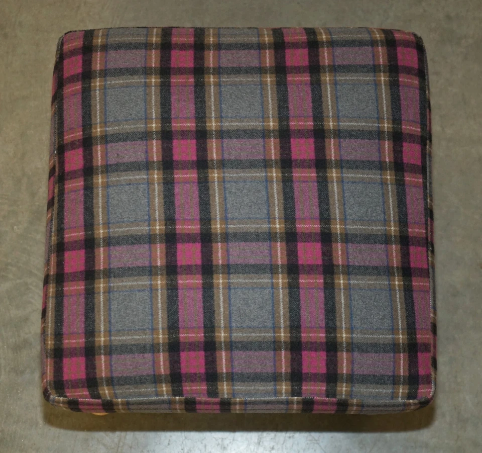 LOVELY VINTAGE MEDIUM SIZED FOOTSTOOL WITH SCOTTISH TARTAN CHECK WOOL UPHOLSTERY - Image 4 of 4