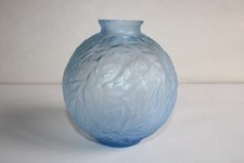 Vase boule verre pressé moulé signé ESPAIVET Art Déco, feuillage bleu h. 13.5 cm