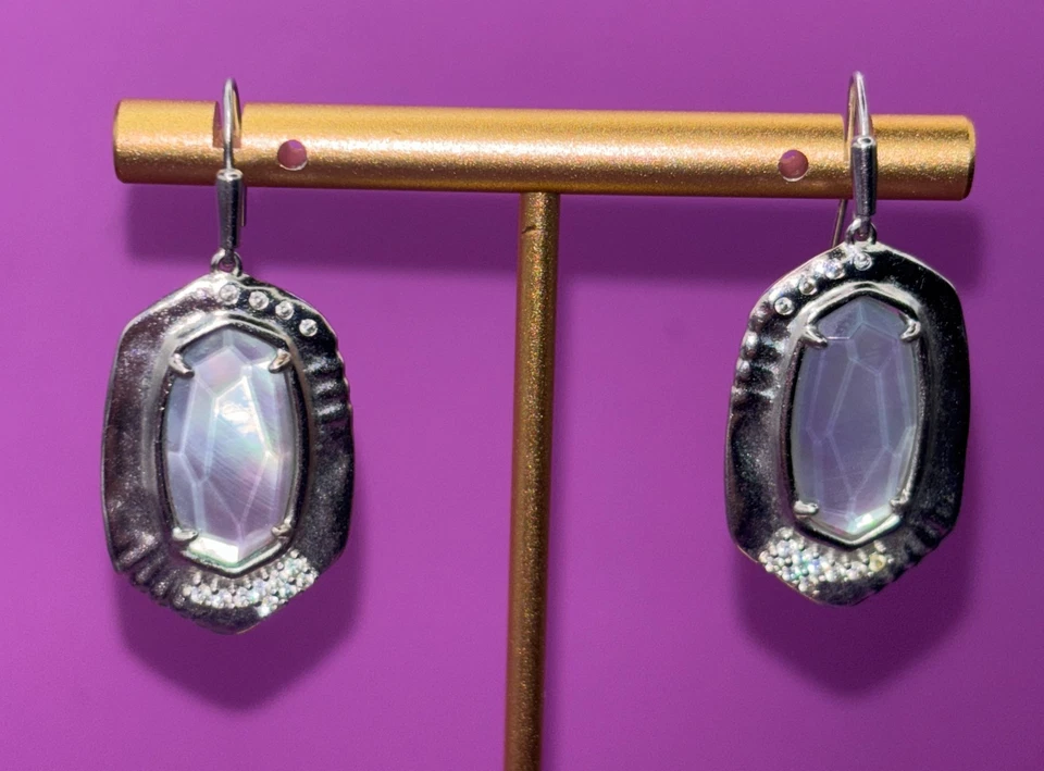 Pendientes colgantes pequeños Kendra Scott Anna gris rodio ilusión usados en excelente estado hermosos (0830) Foto 3 de 4