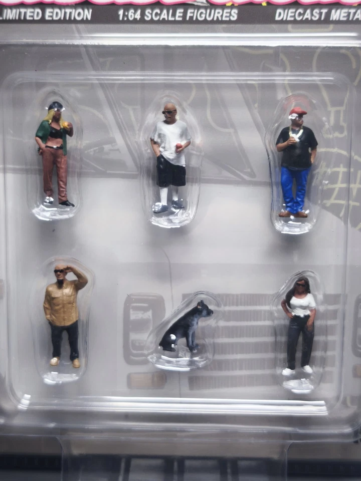 American Diorama 1/64 Curbside Crowd Figure Set (NG01) - Photo 2/4