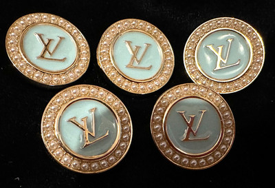 5 LOUIS VUITTON KNÖPFE, Faux Pearl Design Gold / Aqua Marine Blau LV LOGO 23mm