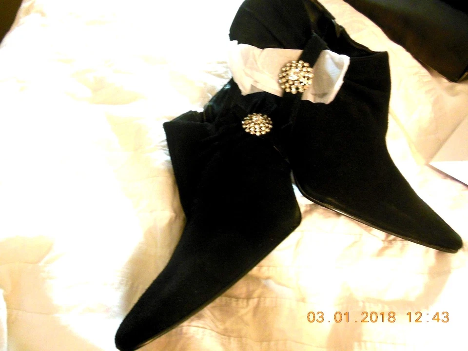 Hermosa bota de gamuza al tobillo negra talla 8 de Newport, tacón de 4" Foto 4 de 4