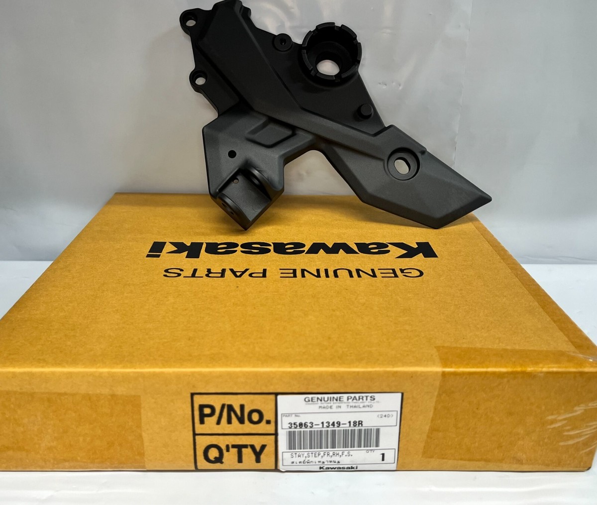 KAWASAKI Genuine NINJA 650 Z650 Front RH Stay Step New 35063