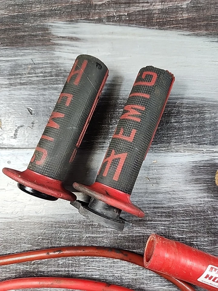 Kit de manguera de radiador de silicona para motocicleta roja YZ250 con empuñaduras de bloqueo Emig Foto 2 de 4