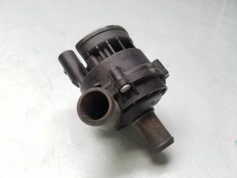 Bomba de refrigerante de agua auxiliar secundaria Mercedes-Benz E500 E320 2004 2005 2006 Foto 2 de 4