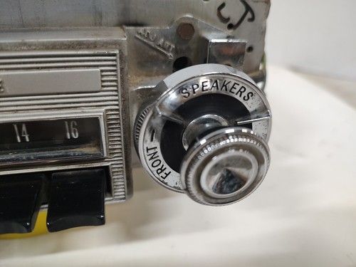 1965 Oldsmobile F85 AM Pushbutton Radio With Knobs And Rear Fader - Bild 4 von 15