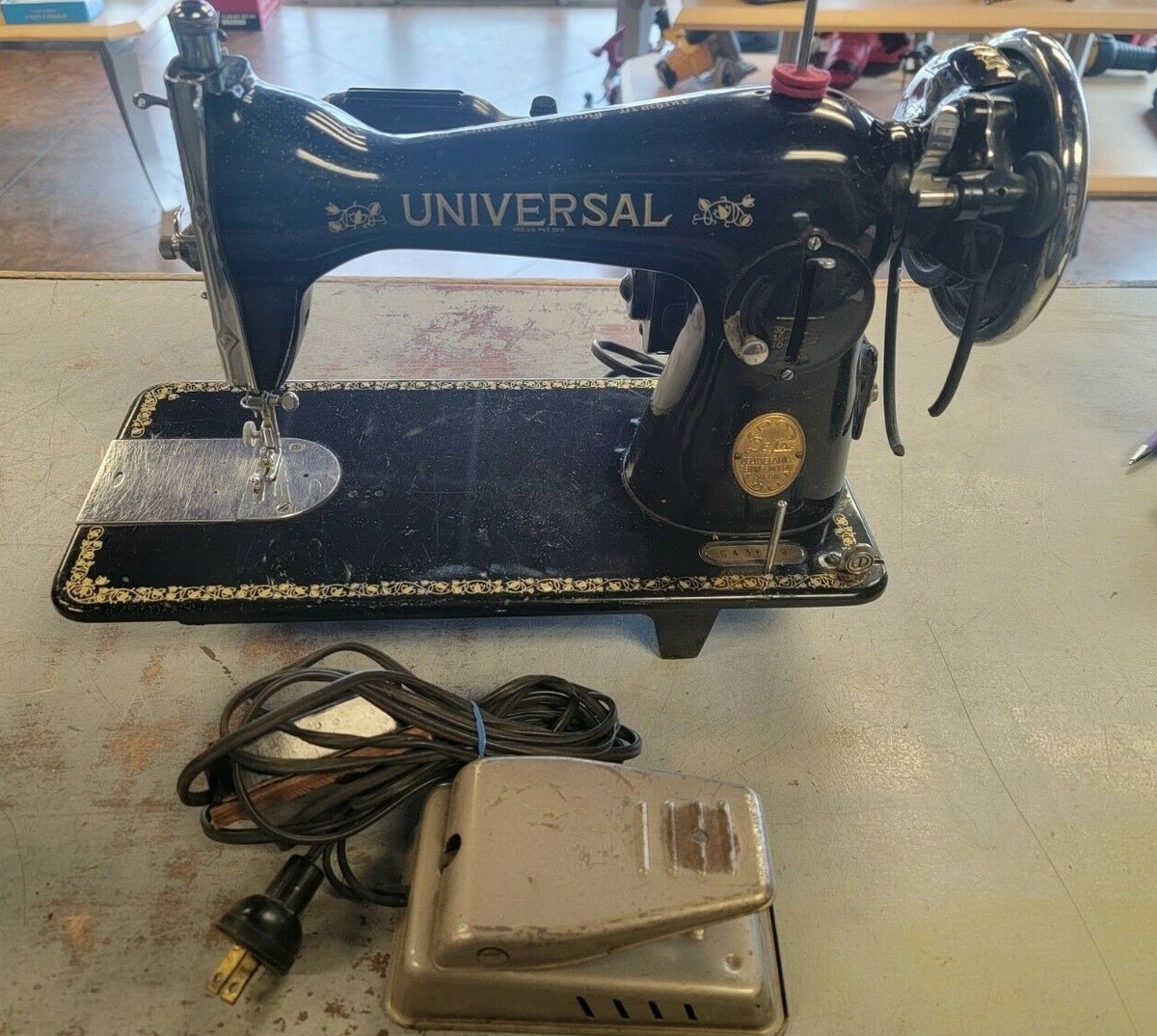 Vintage Universal Deluxe Sewing Machine Serial S43639 Japan