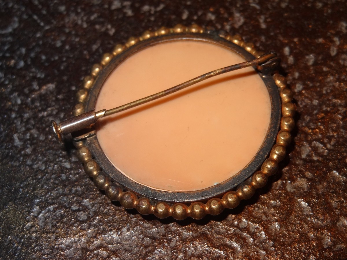 Ancienne Broche 19ème Siècle – Scène Galante Peinte à La Main – Bijou Vintage
