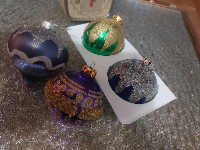 VICTORIA? COLLECTION GLITTER MICA SNOW ORNAMENT BALL CHRISTMAS 