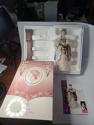 Avon 2000 Mrs. P.F.E. Albee Award With Original Box