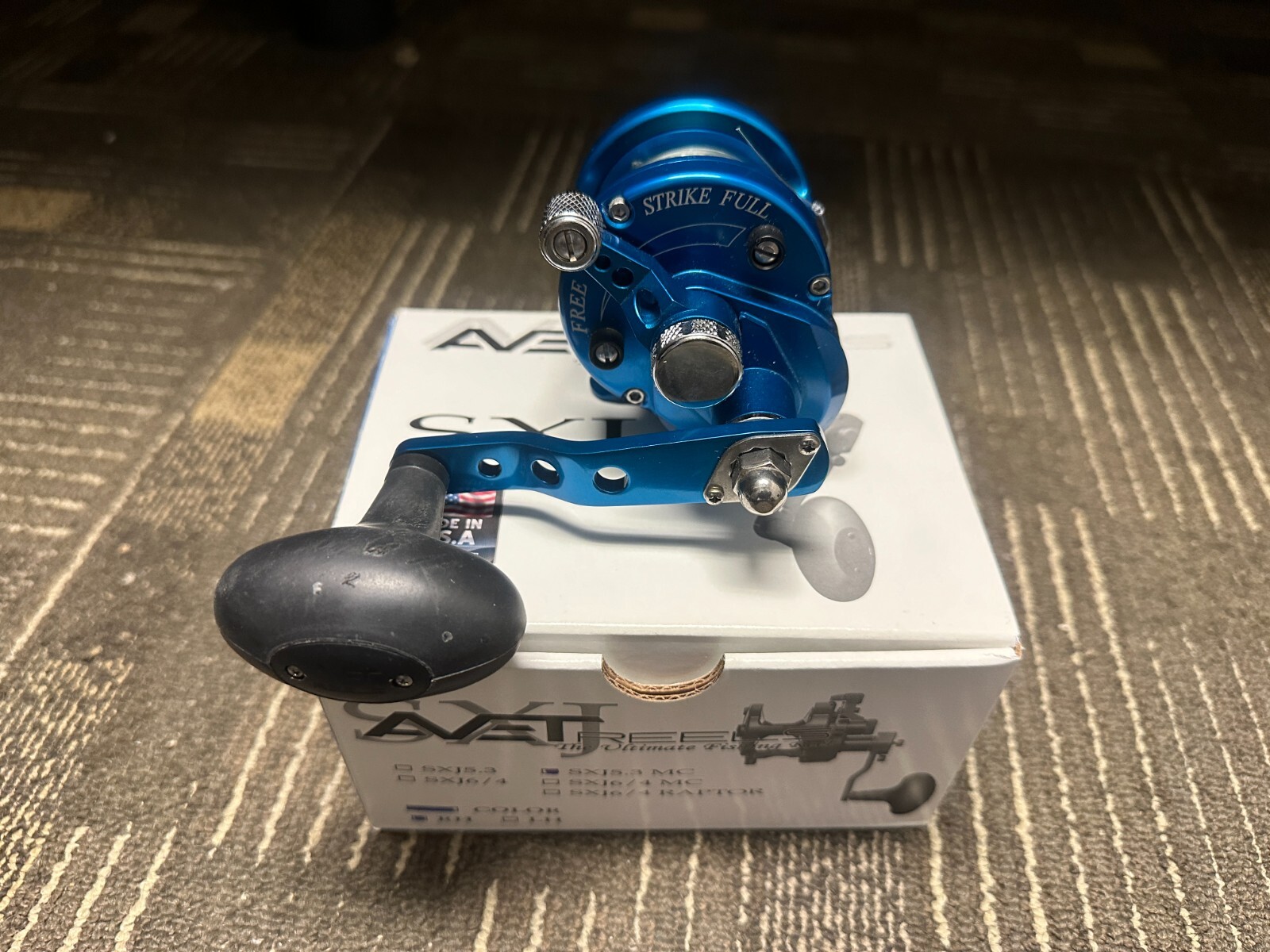 Avet SXJ5.3 G2 NGP Single Speed Lever Drag Reel - Right Hand - BLUE