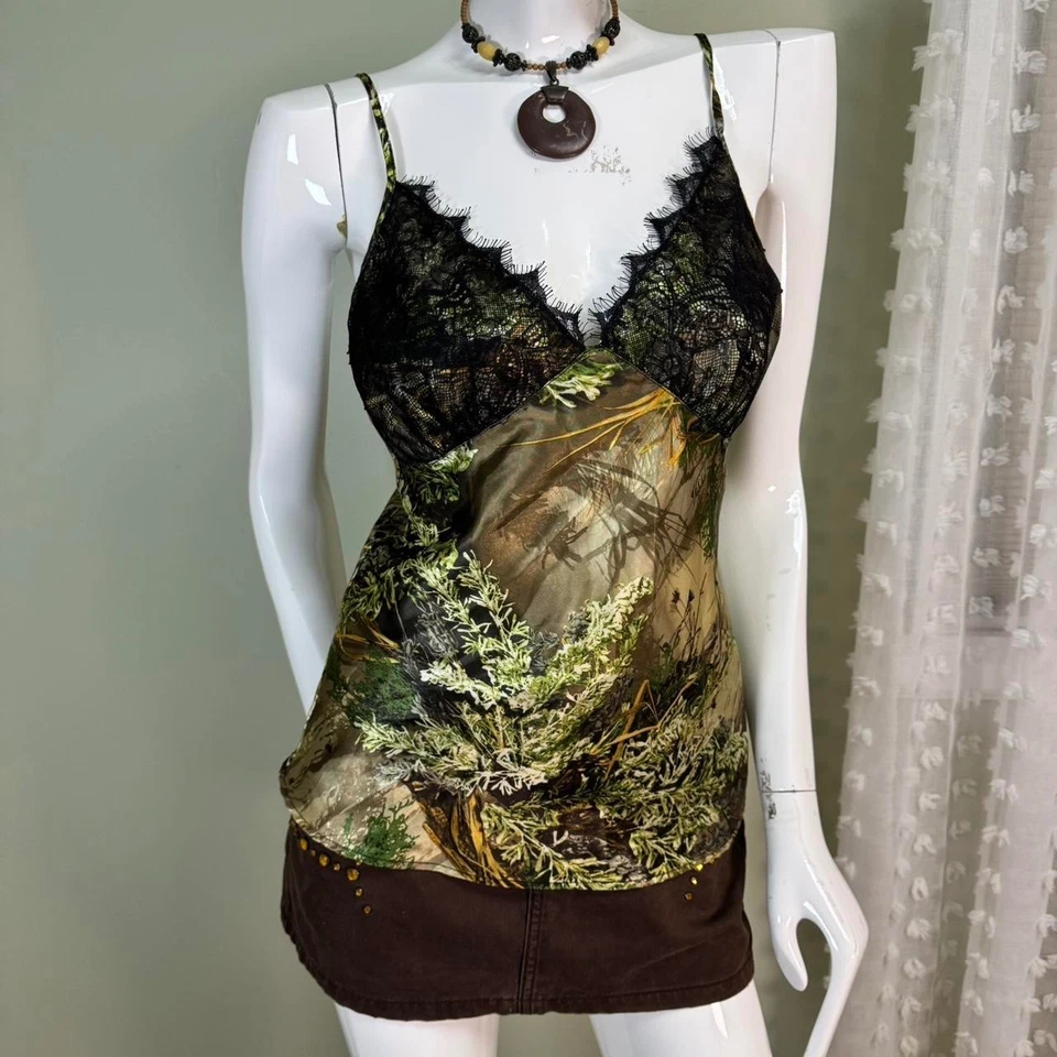 Camiseta sin mangas Y2K Black Widow camuflada con adornos de encaje - Megan Fox / Jennifer’s Body / Bella Swan Foto 2 de 4