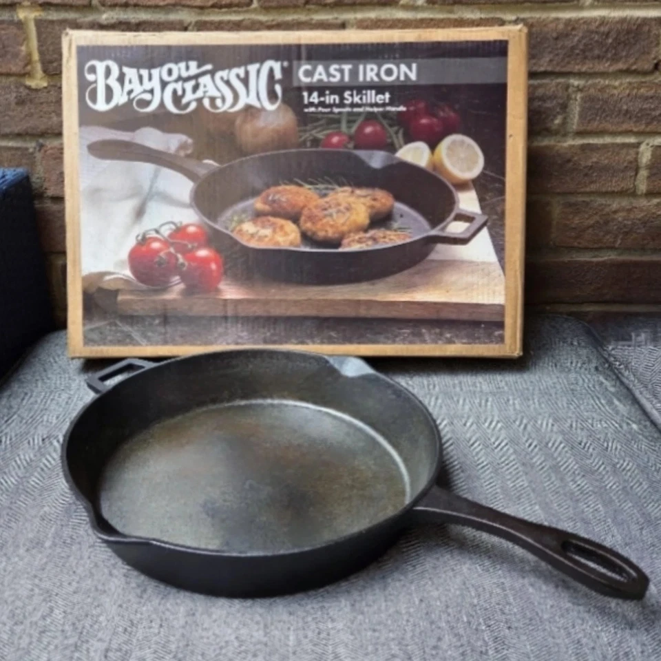 Sartén de hierro fundido Bayou Classic grande de 14" caños para verter y mango auxiliar  Foto 3 de 4