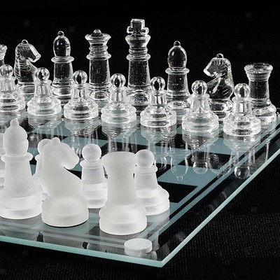 Schachspiel aus Glas, elegant