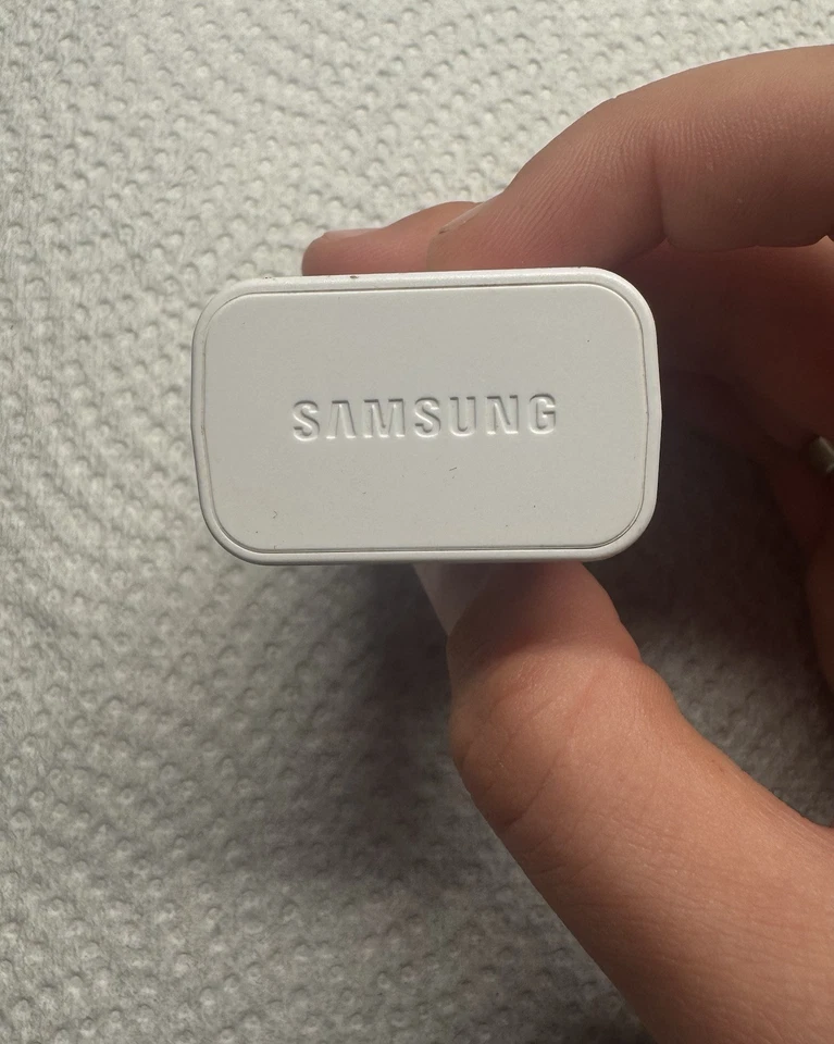 Cargador de pared/adaptador de viaje USB único Samsung (5V/1,55A) - blanco (EP-TA50JWE) Foto 3 de 4