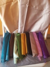 Zusammengestelltes Set von Stoffen und Kurzwaren: Seide - 11 Farben, Baumwolle