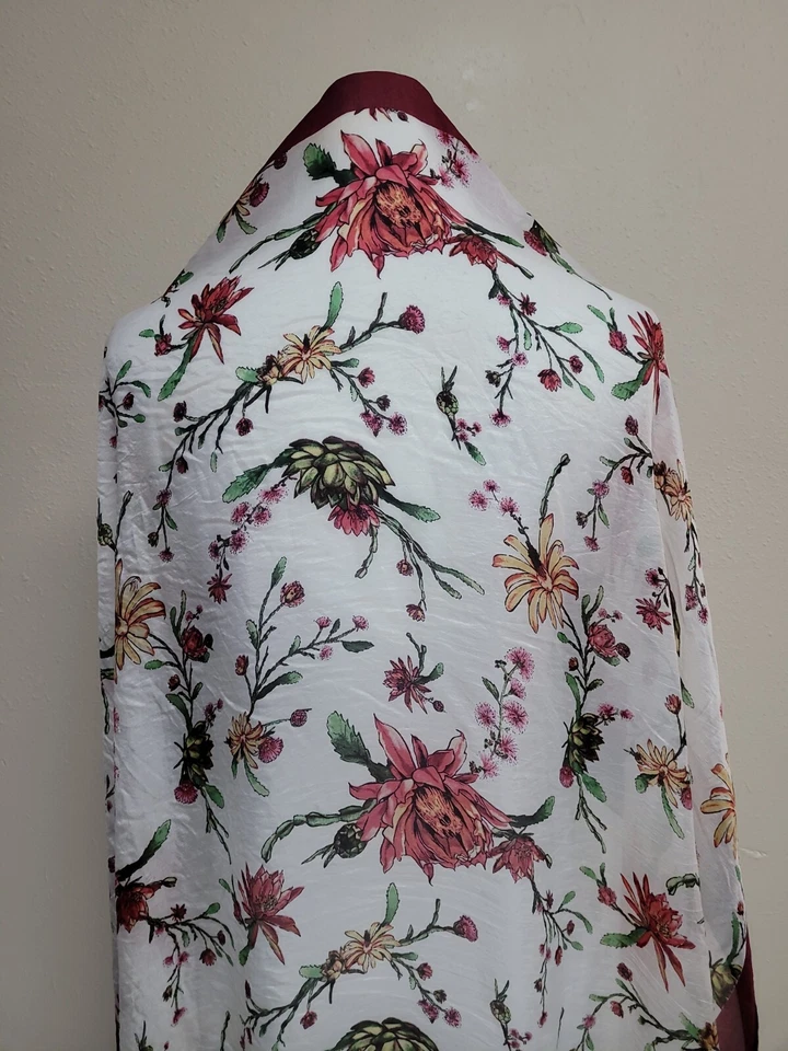 Bufanda cuadrada para mujer CHAN LUU estampado floral 100 % seda ligera multicolor. Foto 4 de 4