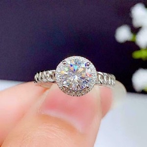 Bague de fiançailles halo en or blanc 14 carats et diamants taille ronde...