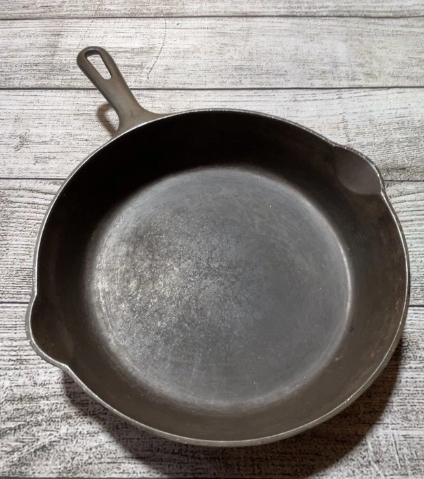 Vintage Griswold No. 7 Small Logo Cast Iron Skillet Frying Pan 701 H Erie PA USA
