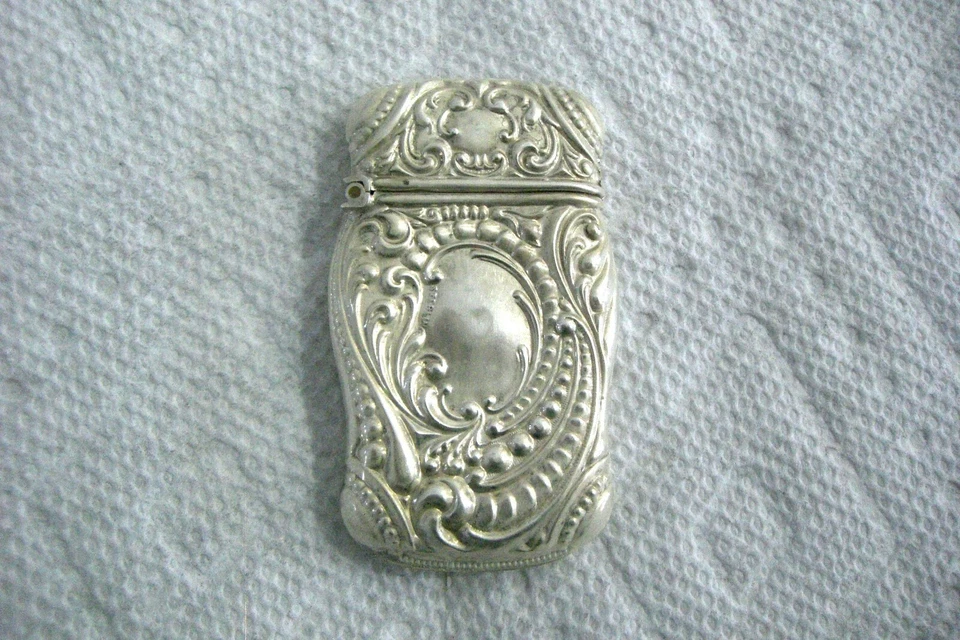 ANTIGUA CAJA FUERTE DE PLATA ESTERLINA PARA FÓSFOROS, ESTUCHE VESTA, SOPORTE PARA FÓSFOROS, REPUJADO, AÑOS 1890 Foto 2 de 4